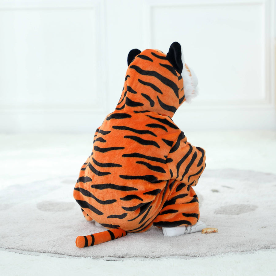 Et nærbillede af et nuttet orange tigerkostume til børn, der viser den bløde overflade med sorte striber, en hvid mave og en detaljeret hætte med små ører og en hvid snude.
