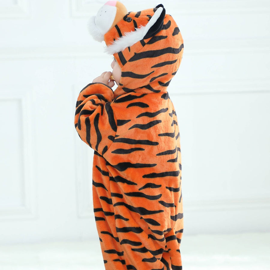 Dette billede viser et nuttet orange tigerkostume til børn, udført i blødt flannelmateriale med sorte striber. Dragten har en hvid mave, en praktisk lynlås foran og en detaljeret hætte med små ører og et sødt tigeransigt, hvilket gør den perfekt til leg eller fastelavn.
