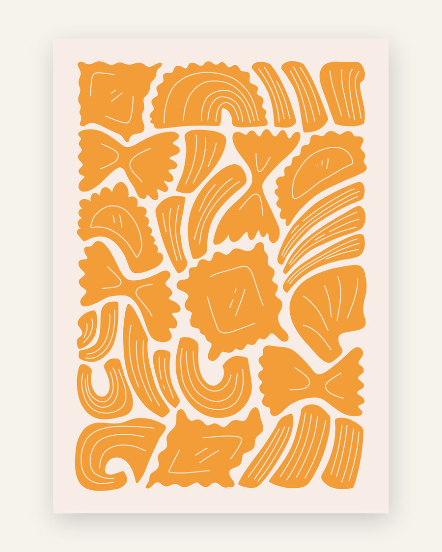 Køkkenplakat med mønster af forskellige pastaformer i orange og sennepsgul på creme baggrund