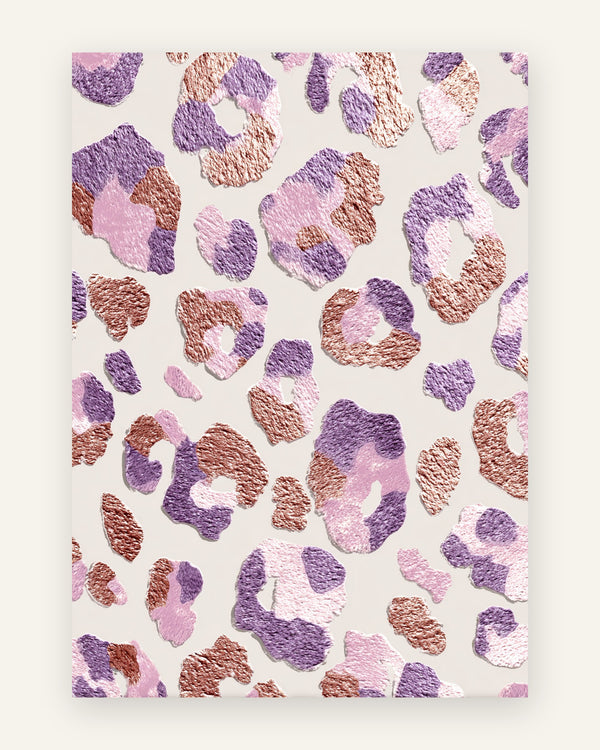 Plakat med leopardprint i teksturerede pletter i lilla, kobber og pink på greige baggrund