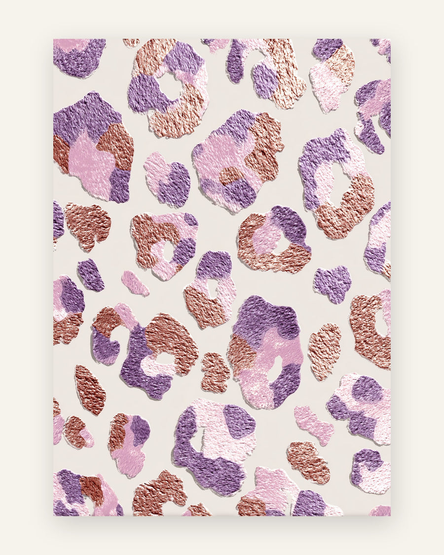 Plakat med leopardprint i teksturerede pletter i lilla, kobber og pink på greige baggrund