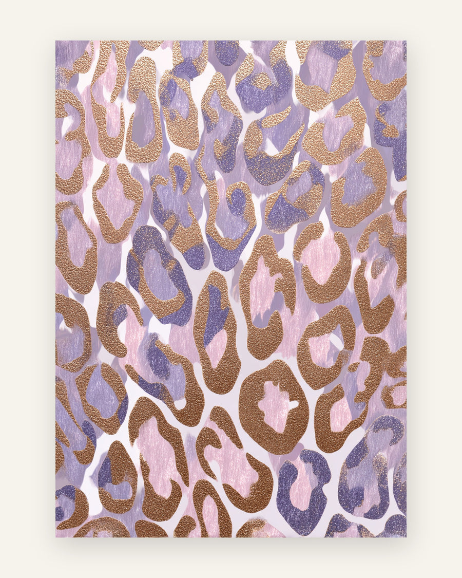 Plakat med leopardmønster i guldglimmer-rosetter på pastel lilla og pink penselstrøg