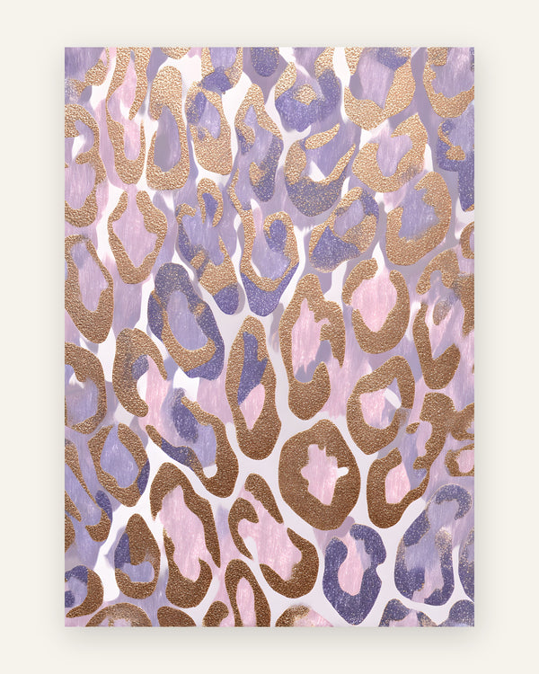 Plakat med leopardmønster i guldglimmer-rosetter over pastel lilla og pink penselstrøg