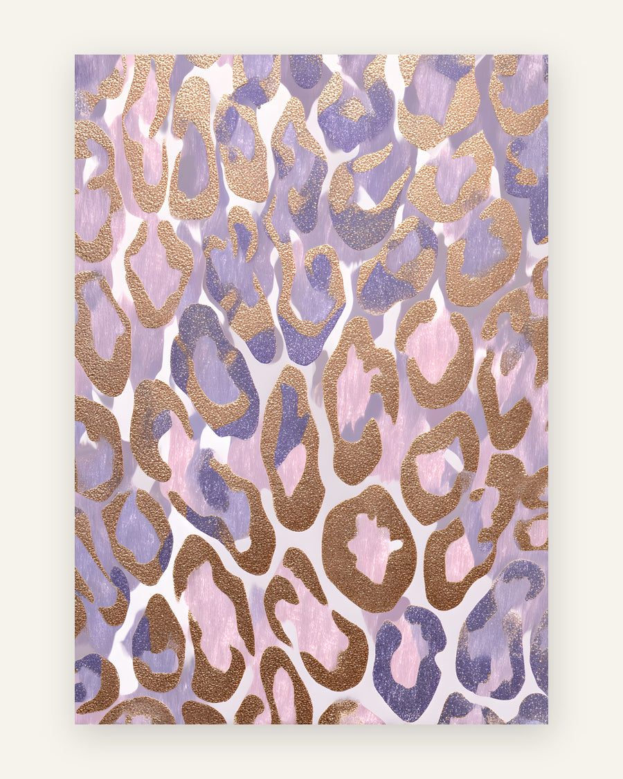 Plakat med leopardmønster i guldglimmer-rosetter over pastel lilla og pink penselstrøg