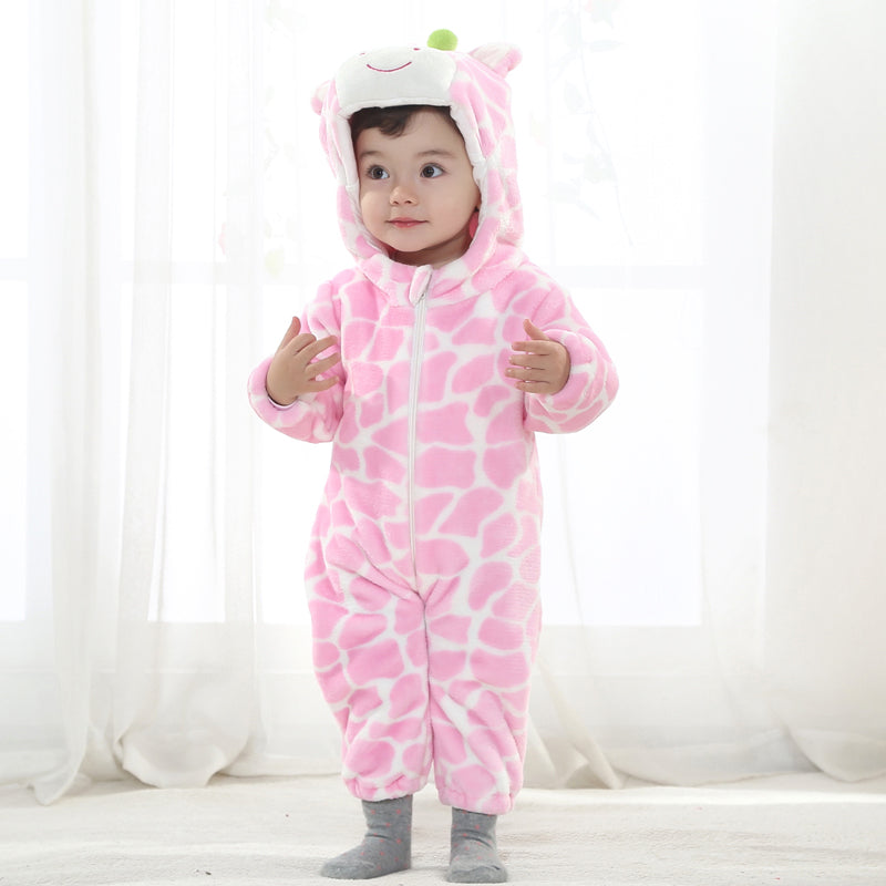 Et nuttet og blødt lyserødt girafkostume til børn, vist forfra. Dragten har gule girafpletter, en hvid mave og en hætte med et sødt girafansigt, små horn og ører.