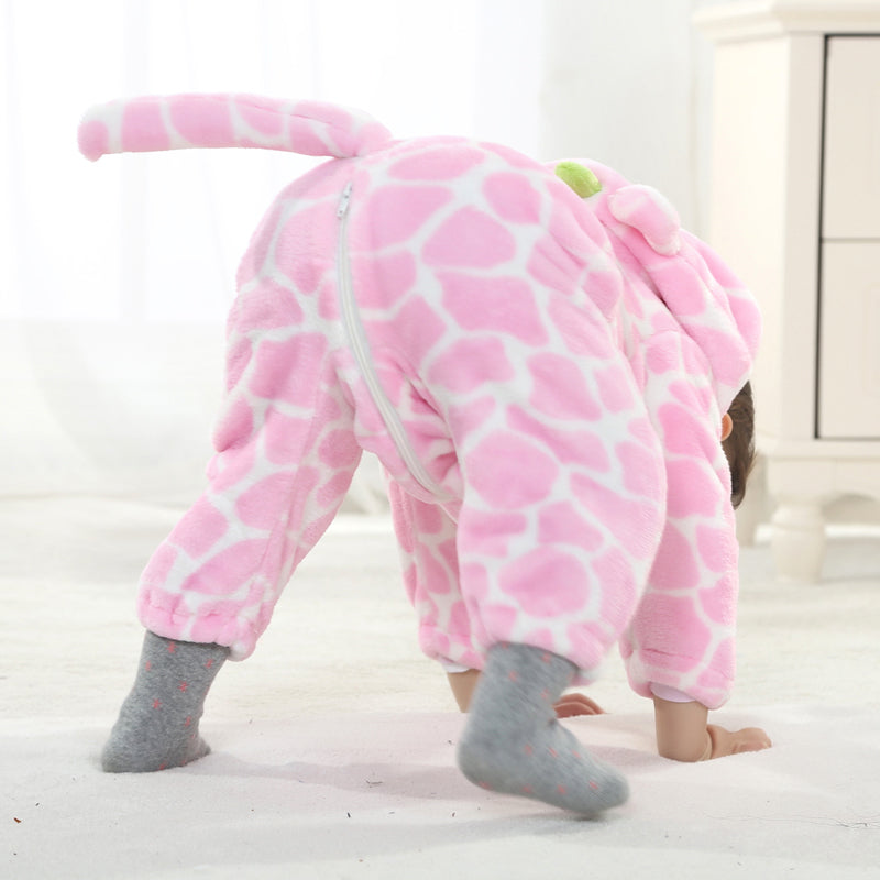 Et blødt og plysset lyserødt girafkostume til børn med gule pletter, en hvid mave og en fastsyet hætte, der forestiller et sødt girafansigt med ører og små horn.