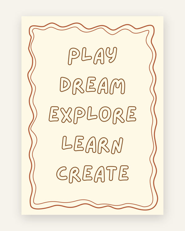 Børneplakat med play dream explore i beige til børneværelset