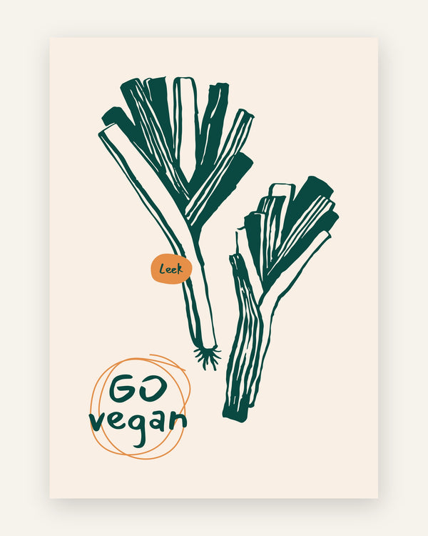 Køkkenplakat med håndtegnede porrer i mørkegrøn på creme baggrund med teksten Go Vegan
