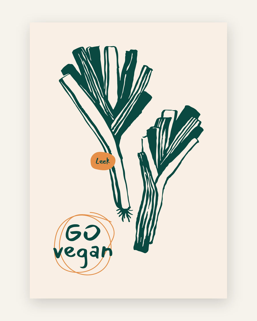 Køkkenplakat med håndtegnede porrer i mørkegrøn på creme baggrund med teksten Go Vegan