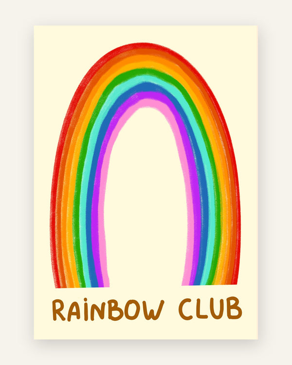 Børneplakat med glad håndtegnet regnbue i mange farver og teksten Rainbow Club på creme baggrund til børneværelset