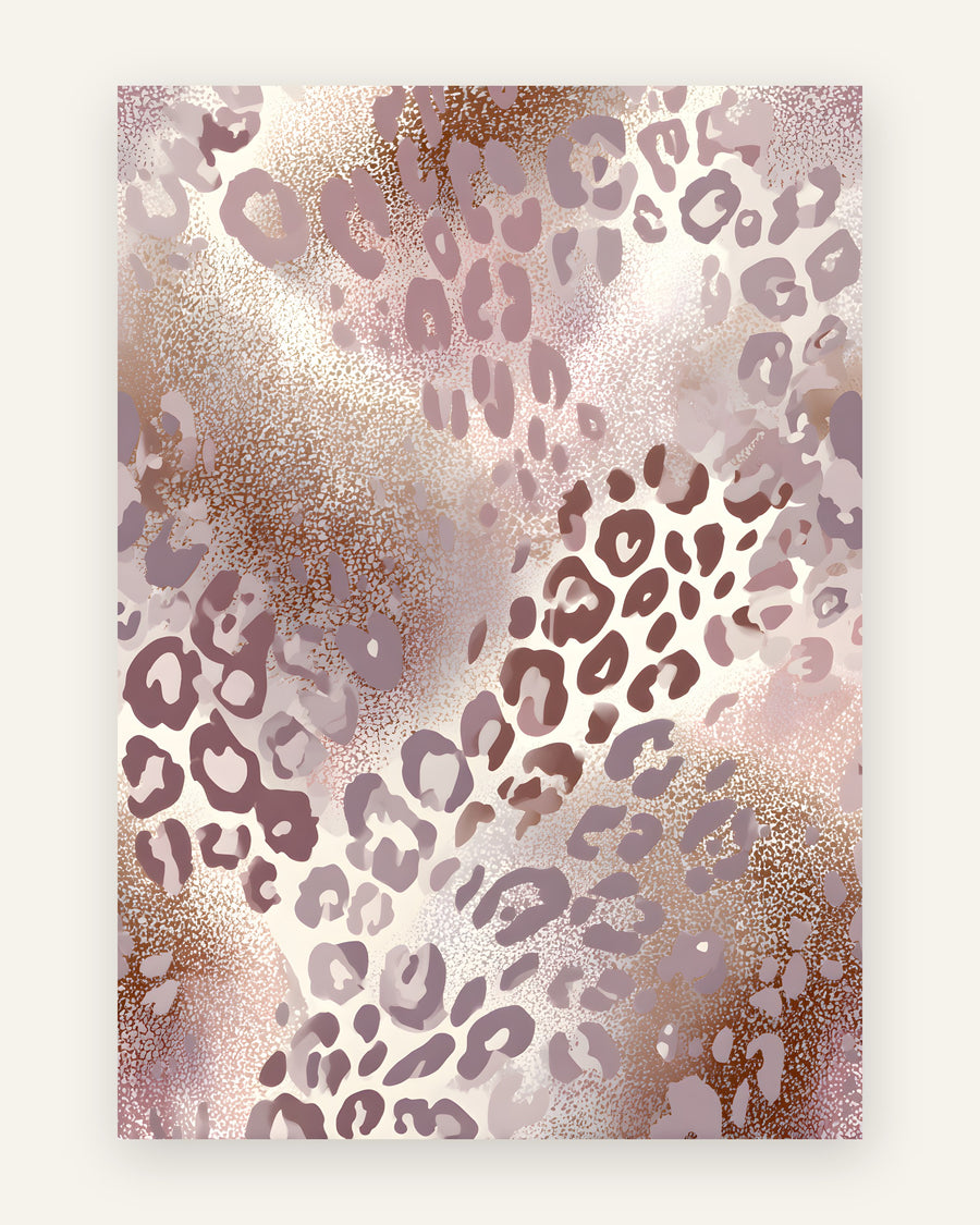Plakat med leopardmønster i støvet rosa og mauve med skinnende rosaguld skær på creme baggrund