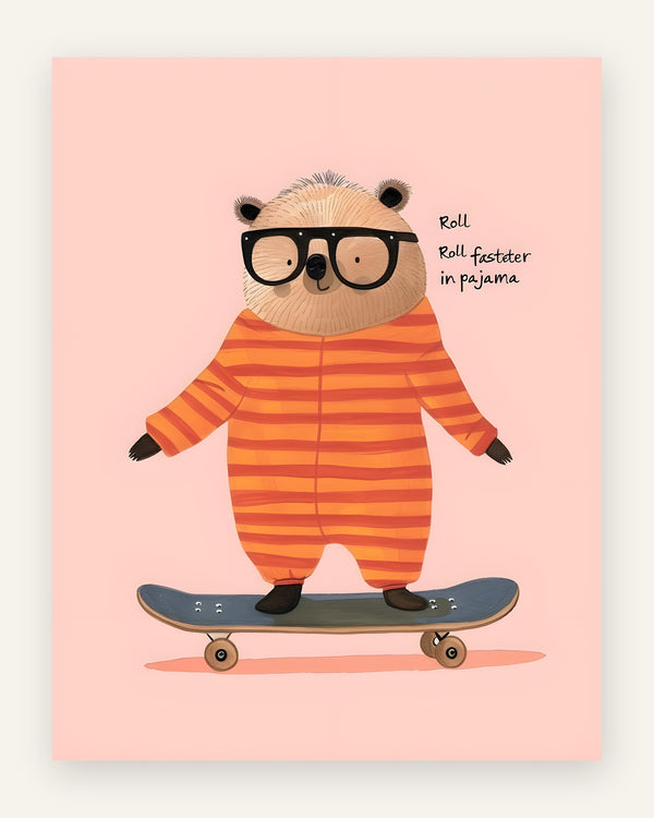 Børneplakat med tegneseriebjørn med sorte briller i orange-stribet pyjamasdragt på skateboard på lyserød baggrund til børneværelset