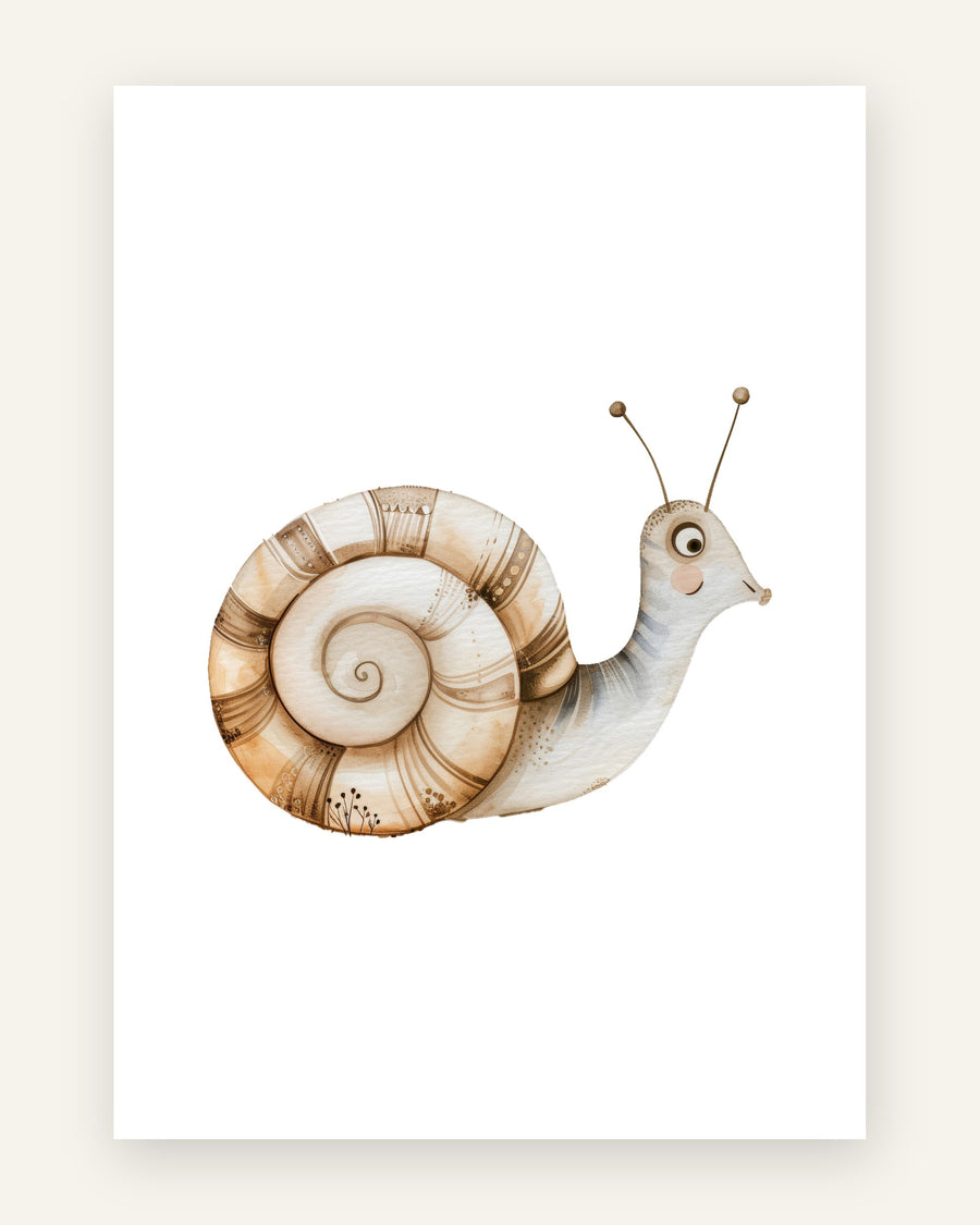 Børneplakat med en sød akvarel-snegl med et dekoreret spiralformet sneglehus i beige, tan og brunt og en lys gråblå krop på hvid baggrund til børneværelset