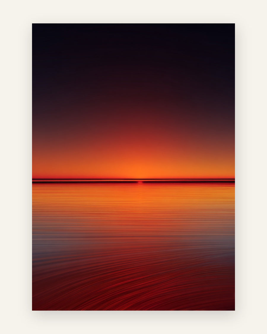 Plakat med en minimalistisk solnedgang over et roligt hav i dybe røde og orange toner, der falmer mod mørkt, stemningsfuld stil