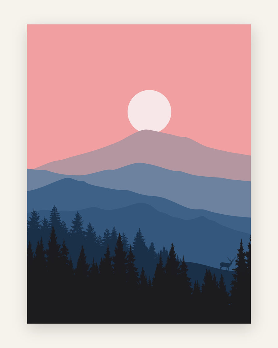 Grafisk minimalistisk landskab med bleg sol og koral-lyserød himmel over blå og indigo bjerge, mørk nåleskov og et lille hjortesilhuet