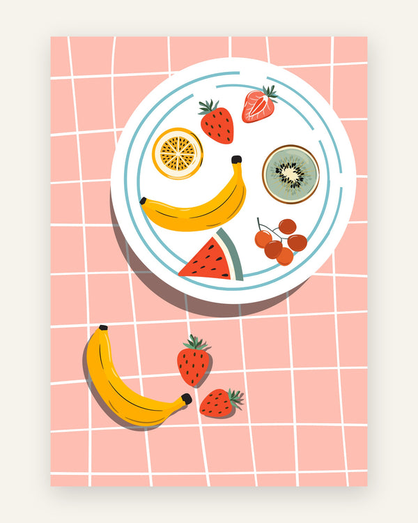 Illustreret plakat med sommerfrugter som banan, jordbær, kiwi og vandmelon lagt som et smil på en tallerken mod lyserød flisebaggrund