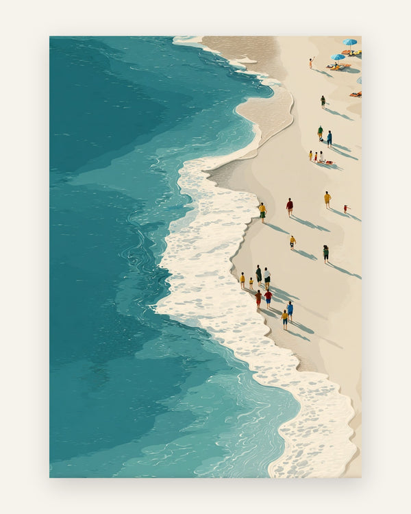 Plakat med en stiliseret sommerstrand set oppefra med turkis hav, hvidt skum, lys sand og små badegæster, i grafisk illustrationsstil