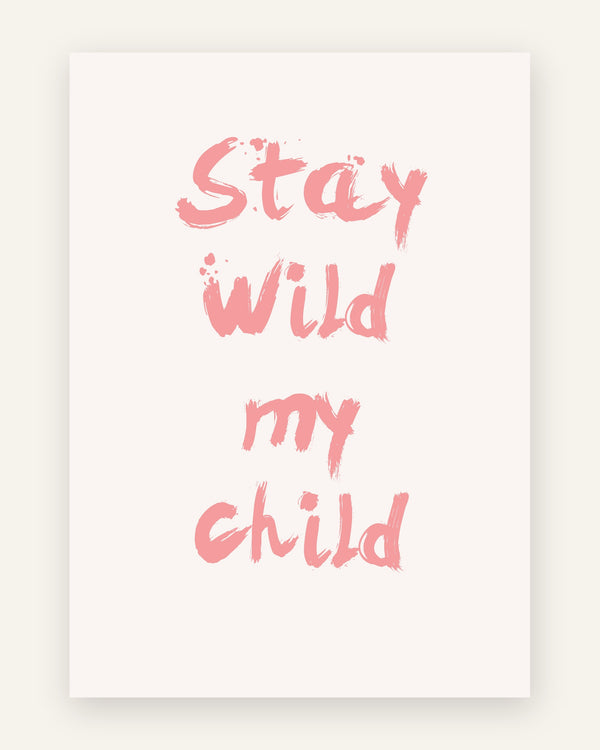 Børneplakat med stay wild my child i lyserøde toner til børneværelset