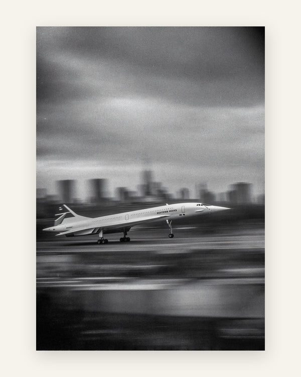 Sort-hvid plakat med et supersonisk jetfly i fart på landingsbanen foran en sløret storbyskyline, vintage fotostil