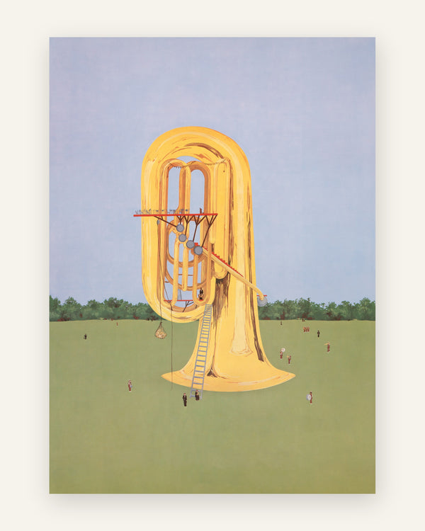 Surrealistisk plakat med en kæmpe gylden tuba på en grøn eng med små mennesker og stiger under en blå himmel