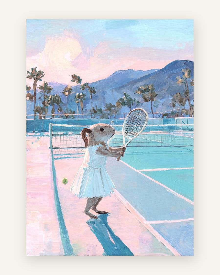 Børneplakat med malerisk mus i hvid tenniskjole med ketsjer på en pastelfarvet tennisbane med palmer og bjerge til pigeværelset