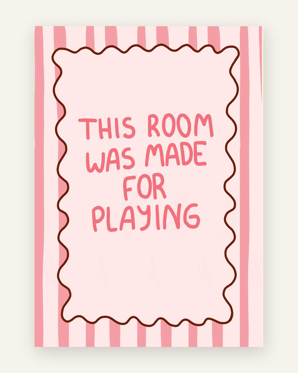 Børneplakat med this room was made for playing i lyserøde toner til pigeværelset