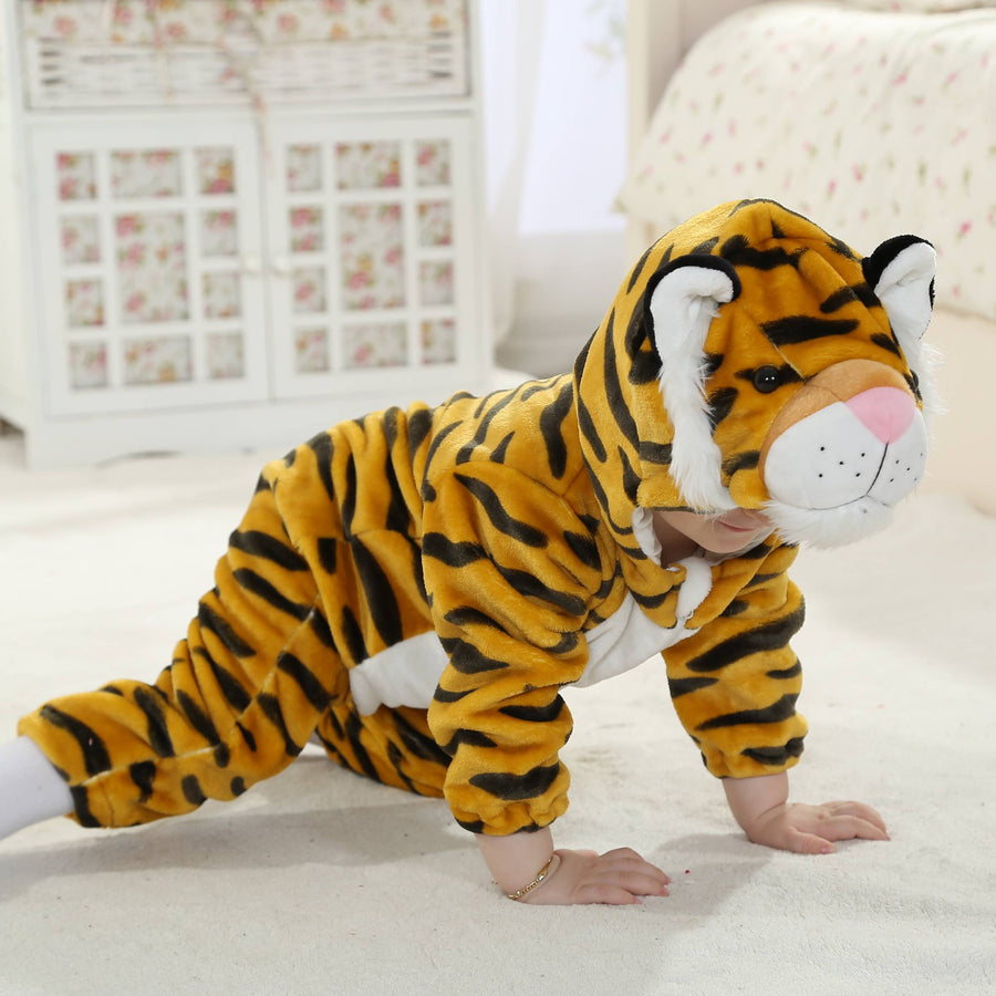 Et nuttet orange tigerkostume til børn med sorte striber, hvid mave og en tilhørende hætte med ører og et sødt tigeransigt. Dragten er en blød heldragt, der er ideel til leg eller fastelavn.