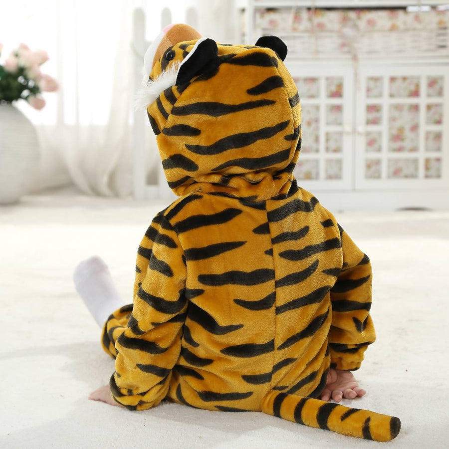Et nærbillede af et nuttet tigerkostume til børn, der viser den bløde orange pels med sorte striber, en hvid mave og en hætte med små ører og en sød snude. Kostumet er lavet af behageligt flannelmateriale og er perfekt til leg eller fastelavn.