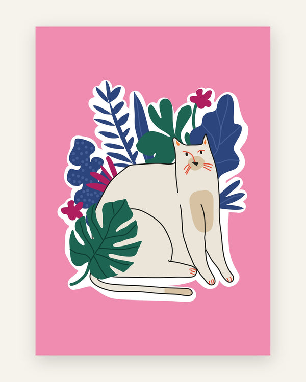 Børneplakat med cremefarvet kat blandt grønne og blå tropiske blade og magentafarvede blomster på en pink baggrund til børneværelset