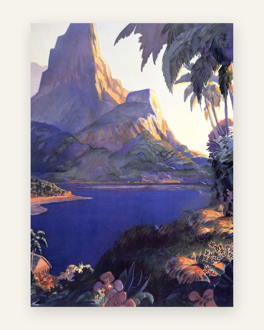 Vintage akvarelplakat med tropisk bugt, lilla bjergtinder, palmer og hibiscusblomster
