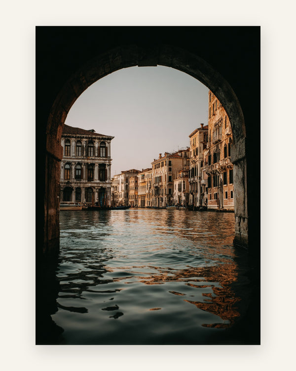 Plakat med venedig kanalbue i varme jordfarver