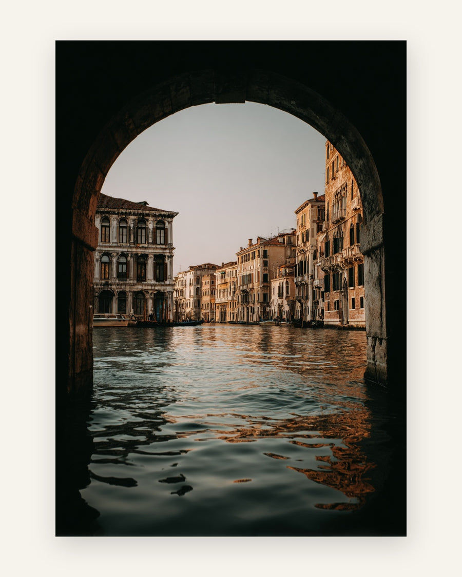 Plakat med venedig kanalbue i varme jordfarver