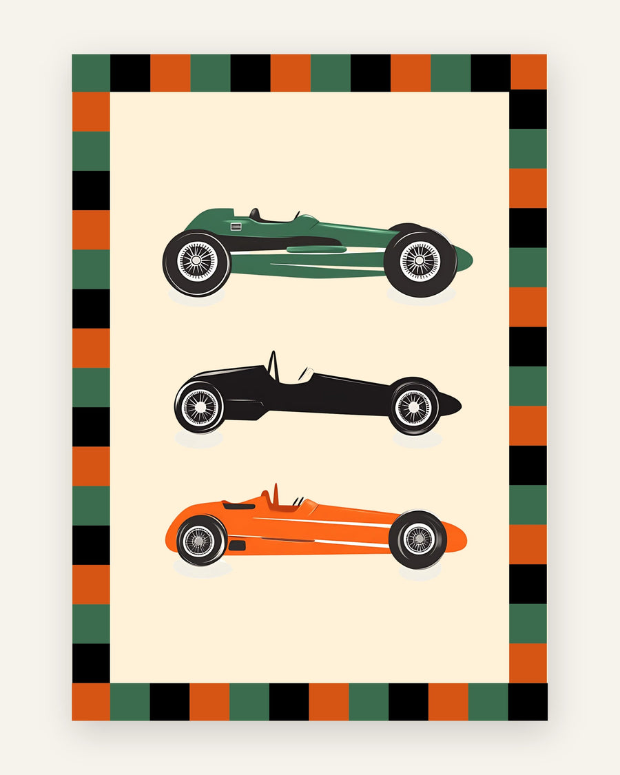 Børneplakat med tre grafiske vintage racerbiler i grøn, sort og orange med ternet kant