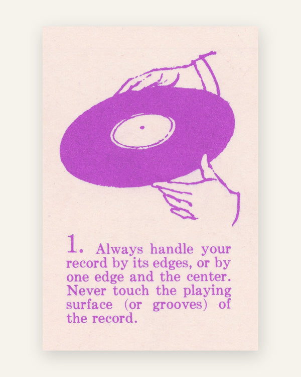 Retro plakat i lilla tryk med et par hænder, der holder en vinylplade, og en tekst om at håndtere plader, på en cremefarvet baggrund
