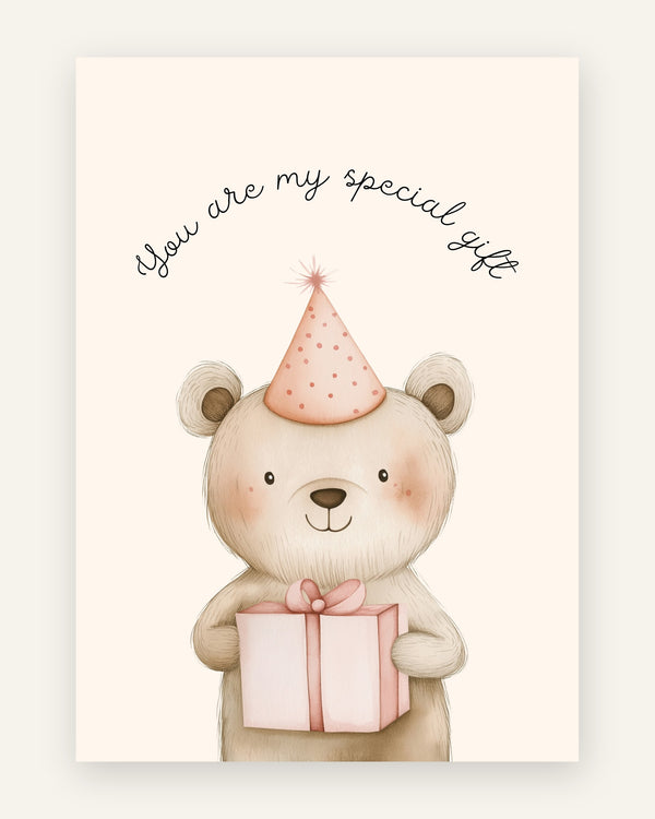 Børneplakat i akvarel med sød tan bamse med lyserød prikket festhat der holder en lyserød gave under teksten You are my special gift til pigeværelset