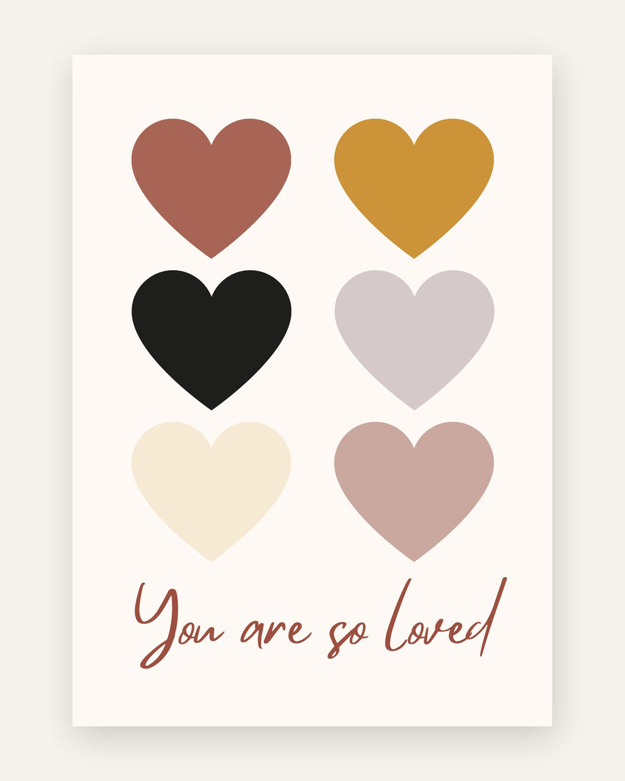 Børneplakat med you are so loved hjerter i terrakotta til børneværelset